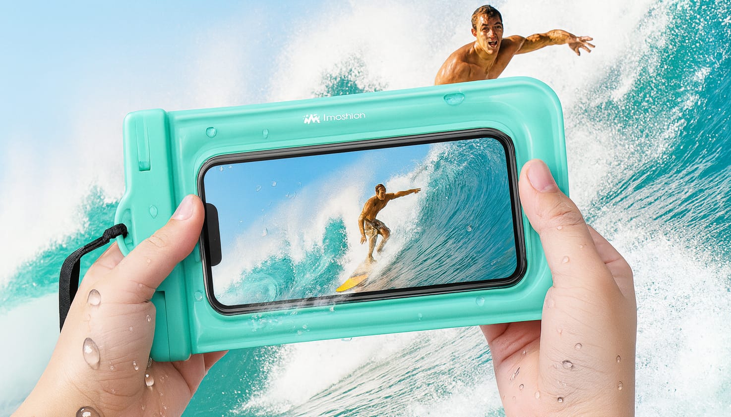 De blauwe imoshion waterdichte telefoonhoes met op de achtergrond een surfer.