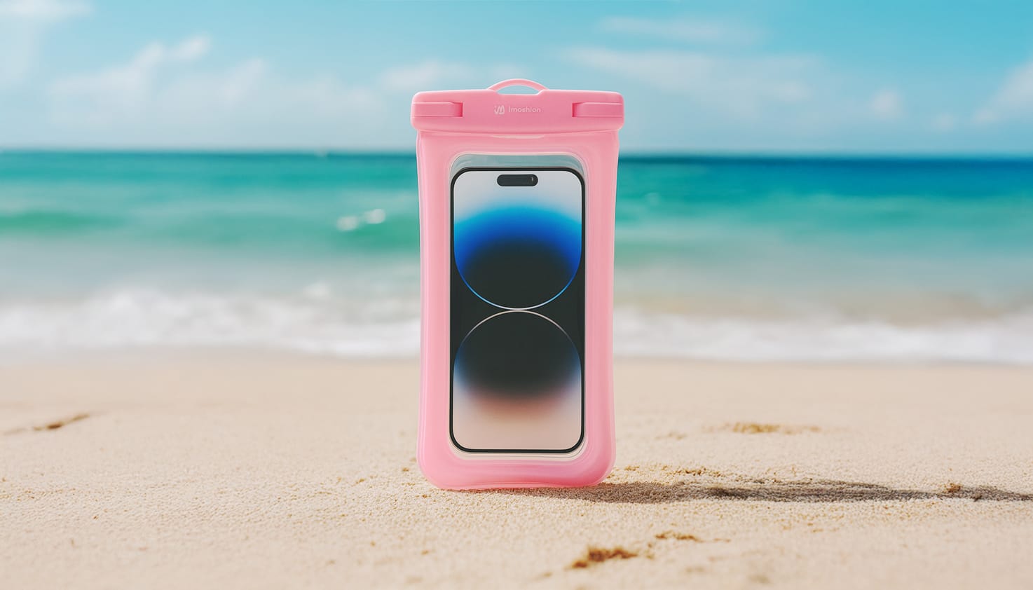 De roze imoshion waterdichte telefoonhoes op het strand.