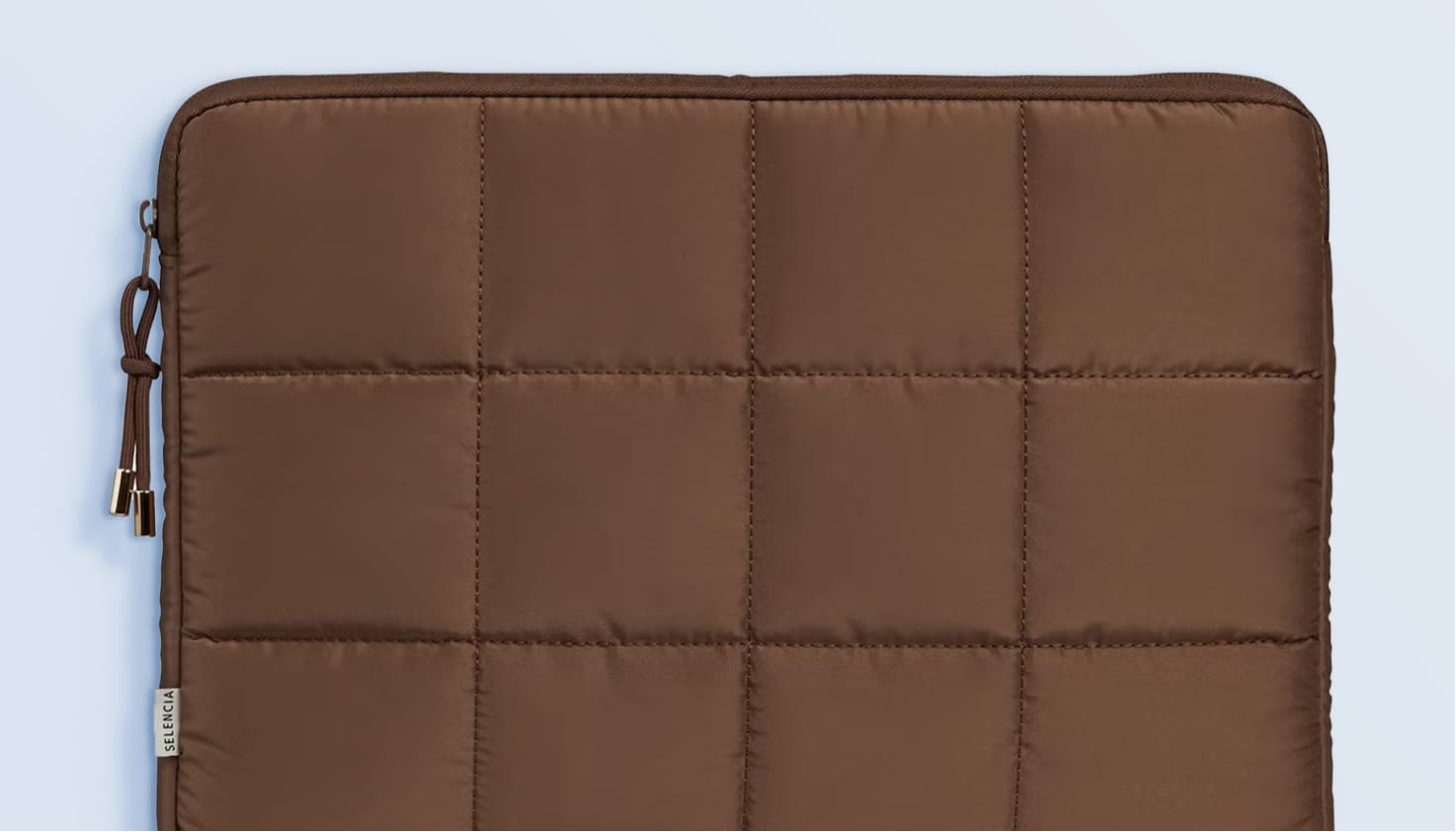 Foto van een bruine laptop sleeve. 