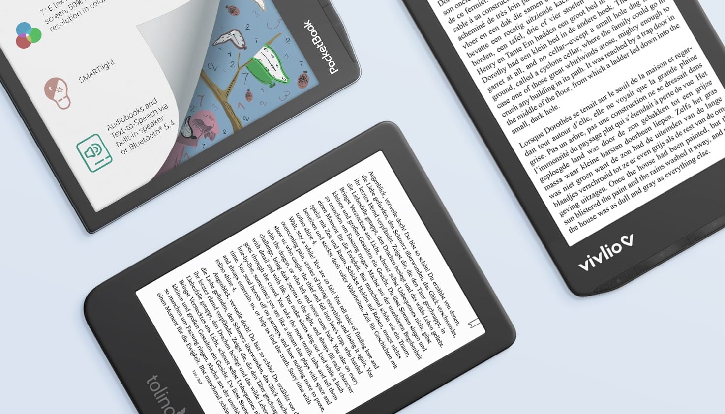 Foto van verschillende e-readers op een lichte achtergrond.