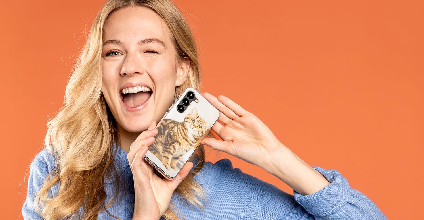 Een vrouw met een backcover met kat erop bedrukt.