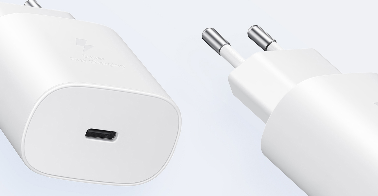 Witte adapters met USB-C aansluiting.