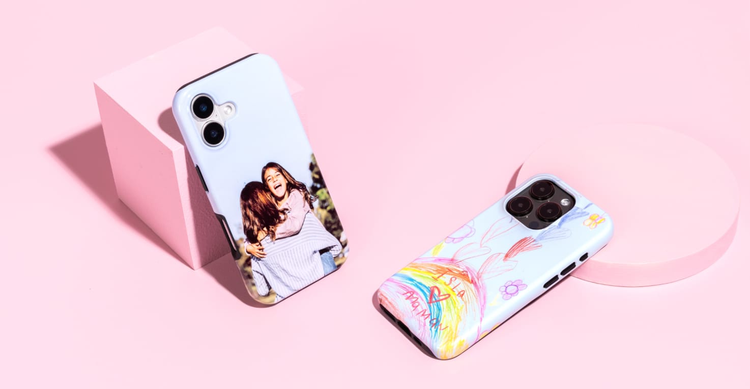 Twee telefoonhoesjes met een eigen ontwerp op een roze achtergrond.