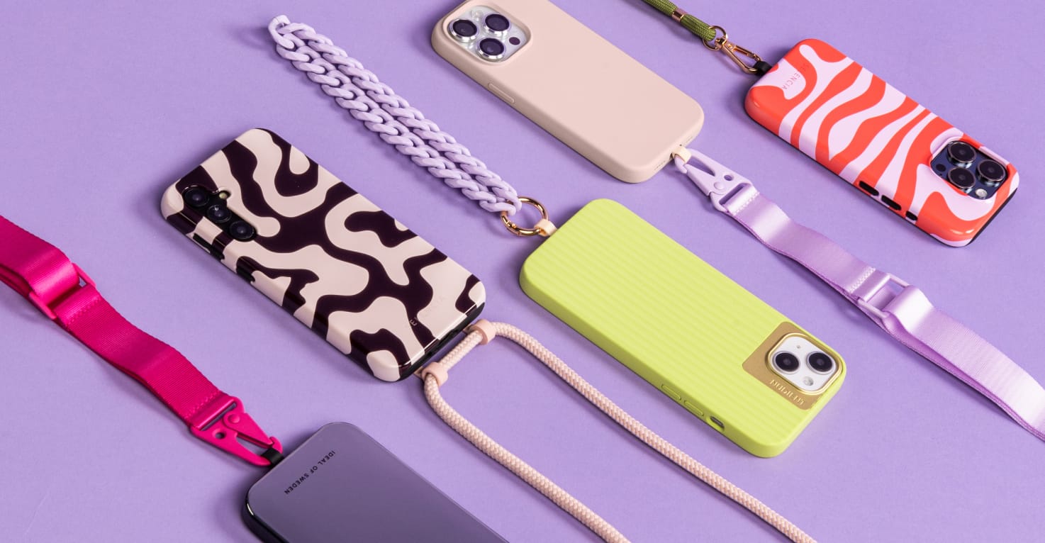 Een flatlay van verschillende kleurrijke telefoonhoesjes met koord.