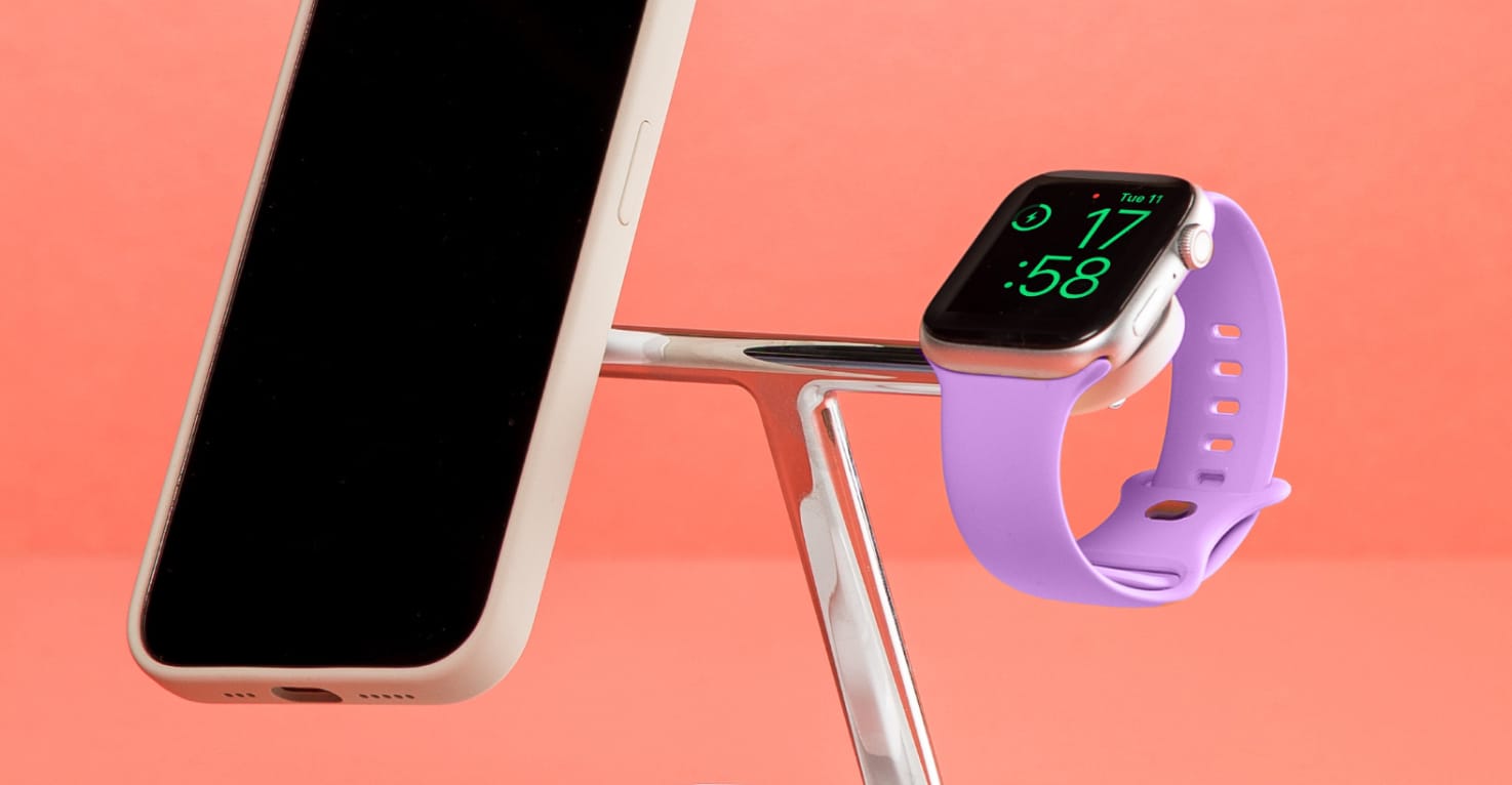 Een draadloos MagSafe oplaadstation met een telefoon en smartwatch die opladen.