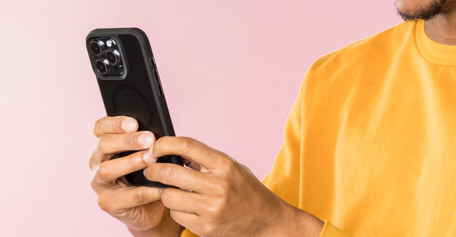 Een man houdt een telefoon vast.