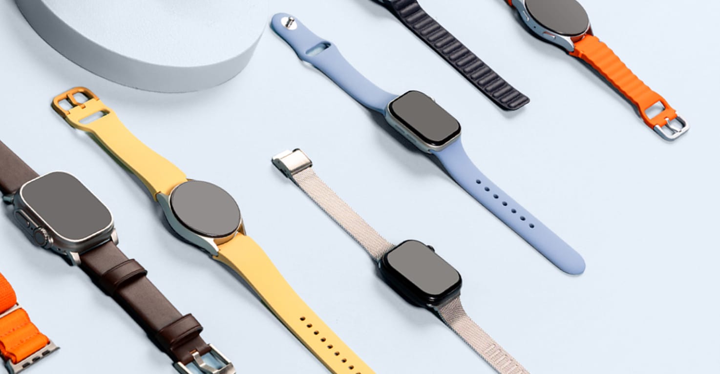 Foto van verschillende smartwatch bandjes op een blauwe achtergrond.