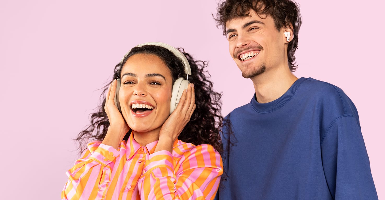 Een man en vrouw luisteren naar muziek met een koptelefoon en oordopjes.