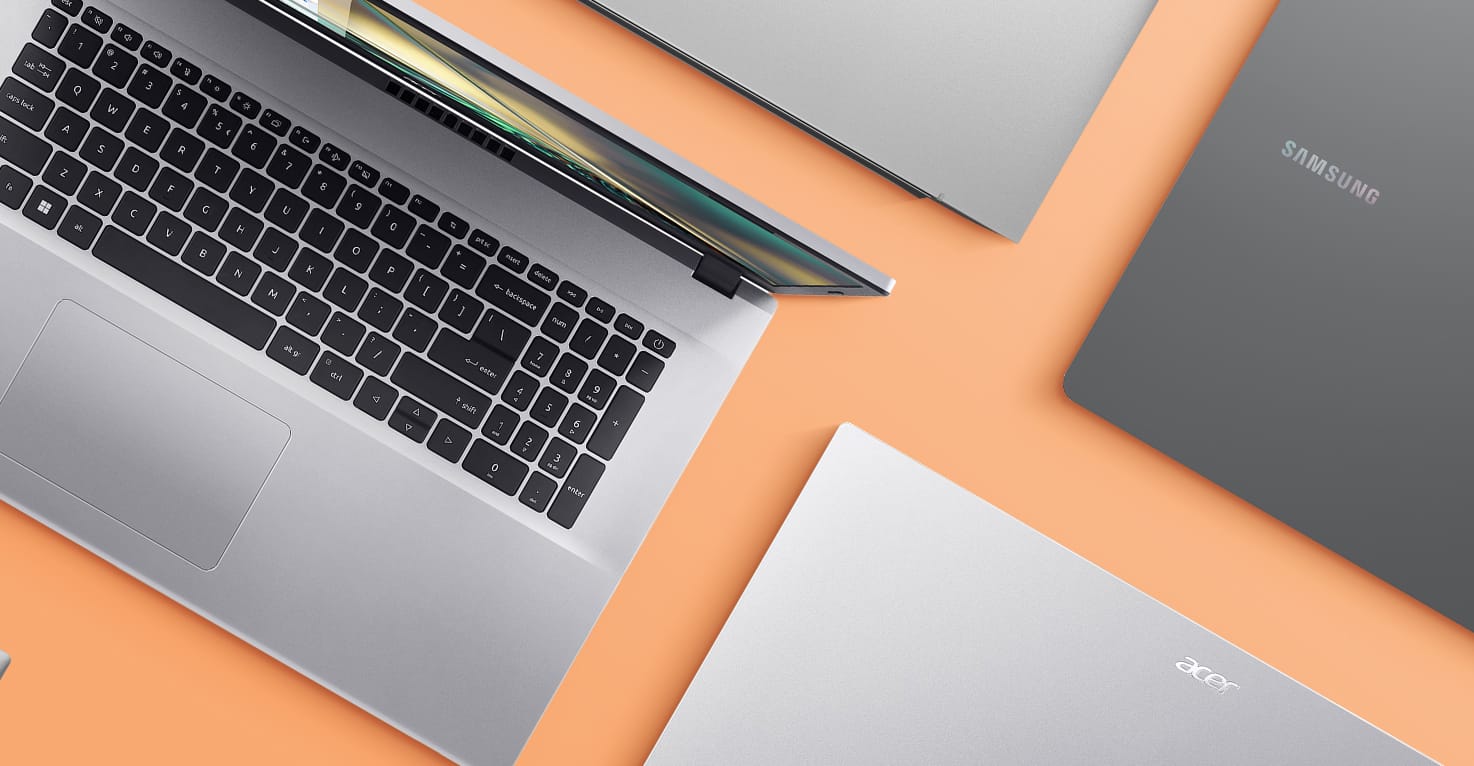 Flatlay van verschillende Chromebooks.