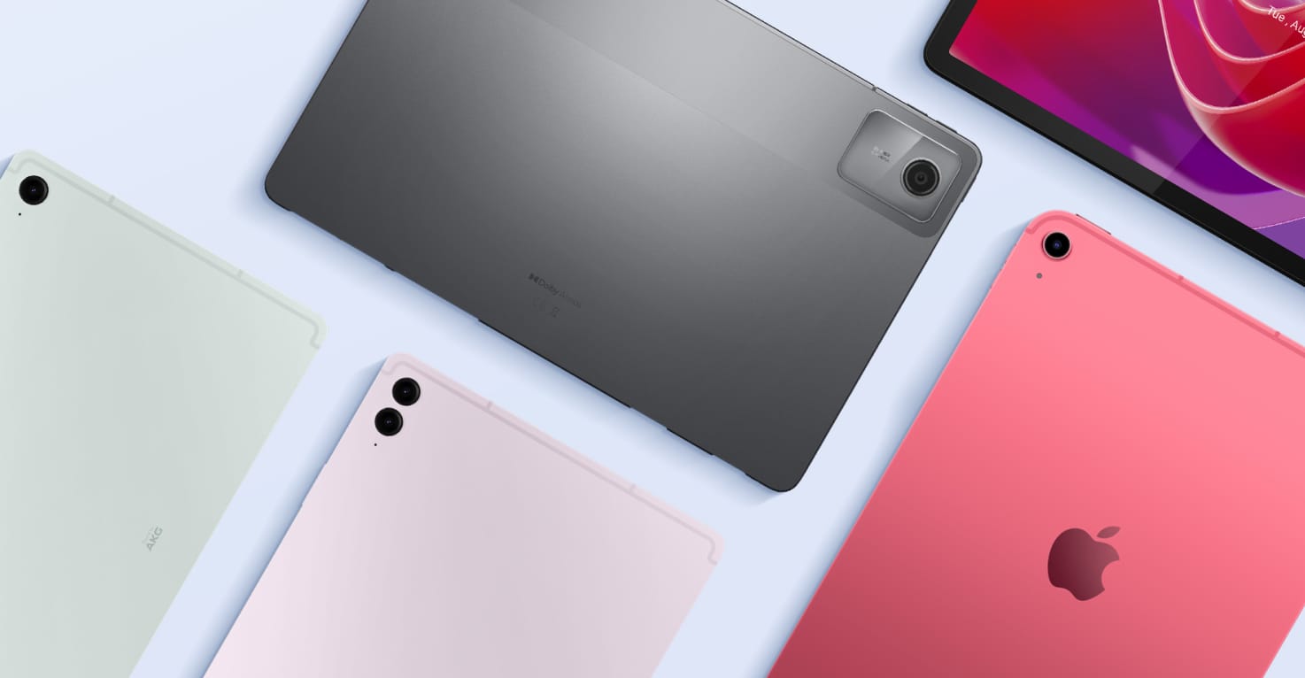 Meerdere tablets op een lichtblauwe achtergrond