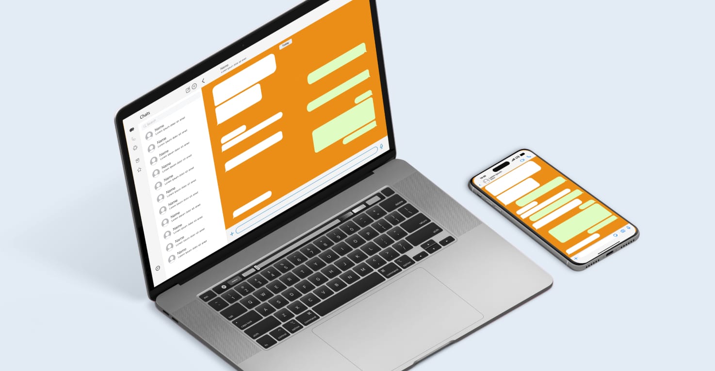 Een laptop en telefoon waarbij WhatsApp geopend is