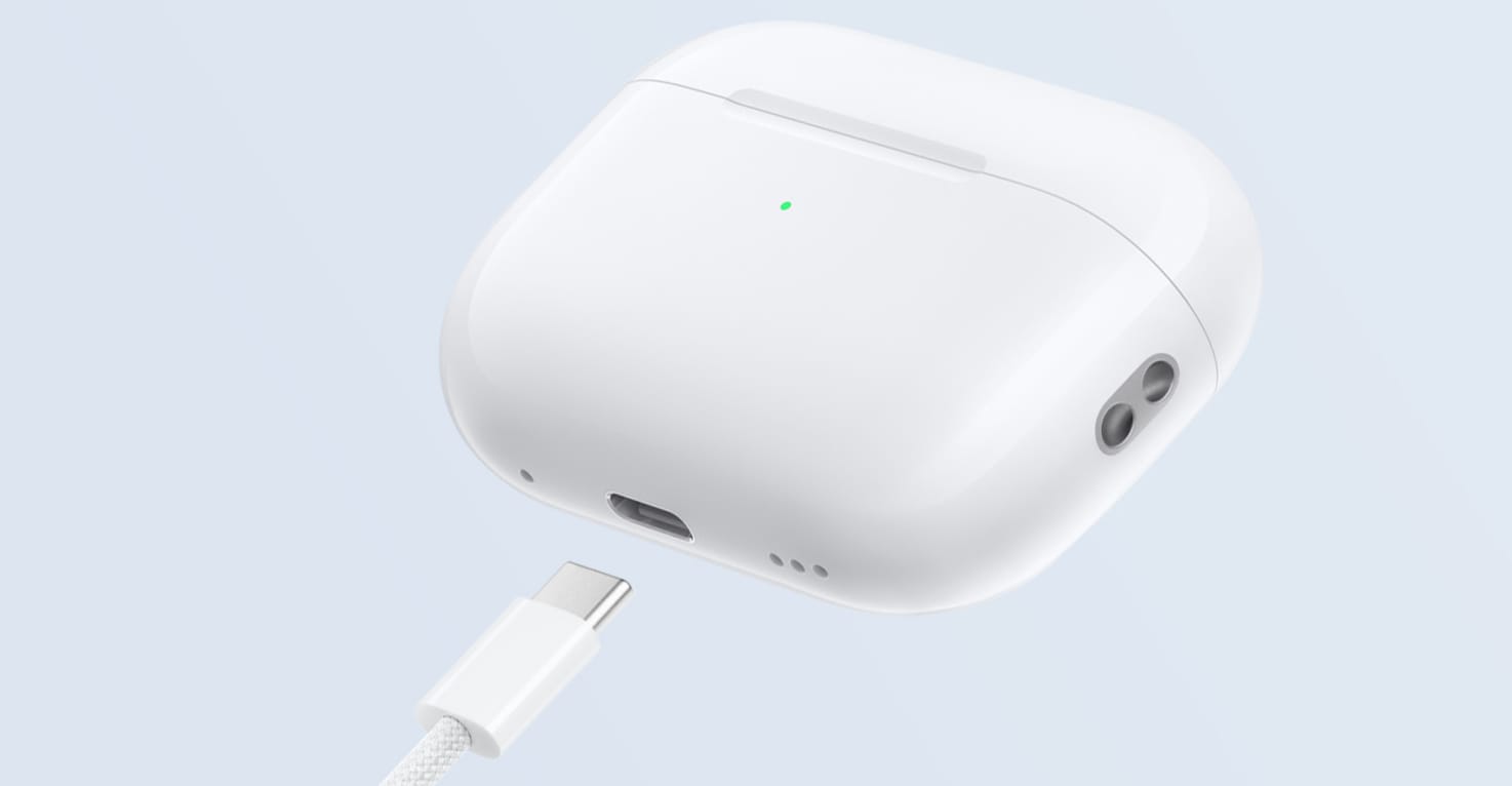 AirPods Pro 2 in oplaadcase met een USB-C oplaadkabel naast de oplaadpoort op een lichtblauwe achtergrond.