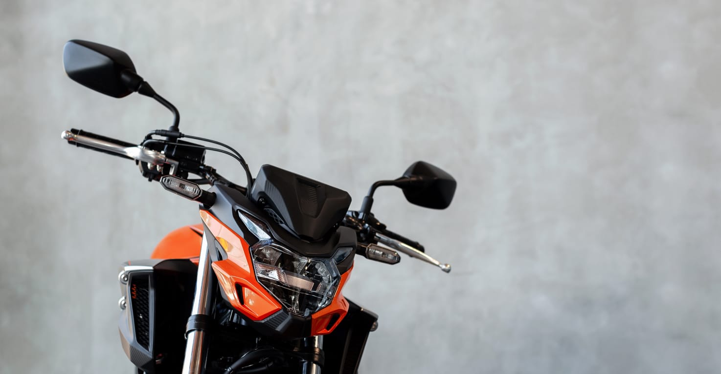 Rode motorfiets voor een betonnen achtergrond