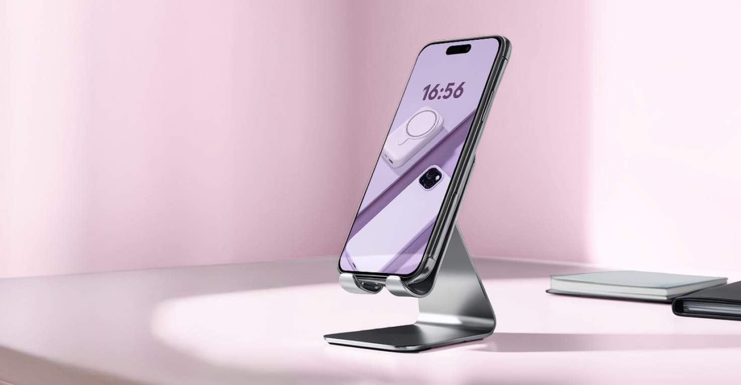 een apple iphone in een telefoonstandaard geplaatst op een bureau