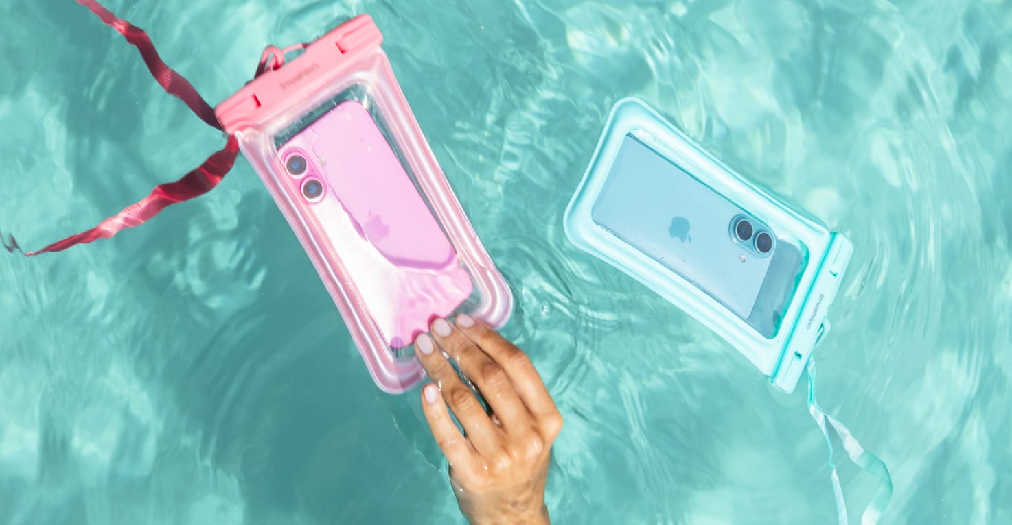 Een roze en blauwe imoshion waterdichte telefoonhoes in het water.