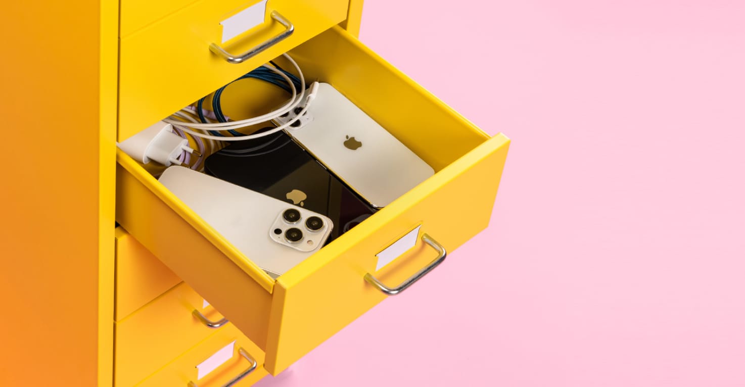 Kast met open lade met iPhone's.