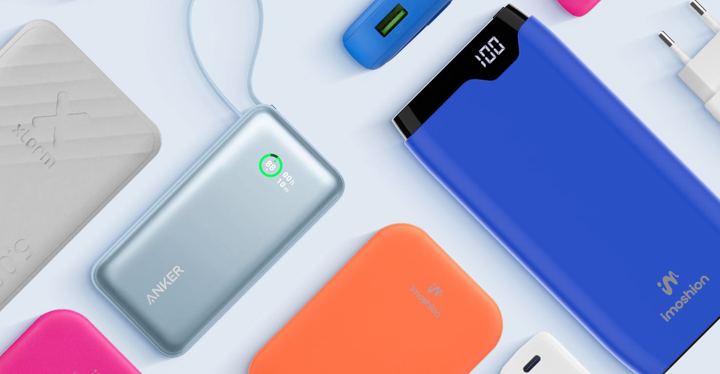 Een flatlay van verschillende powerbanks en opladers.