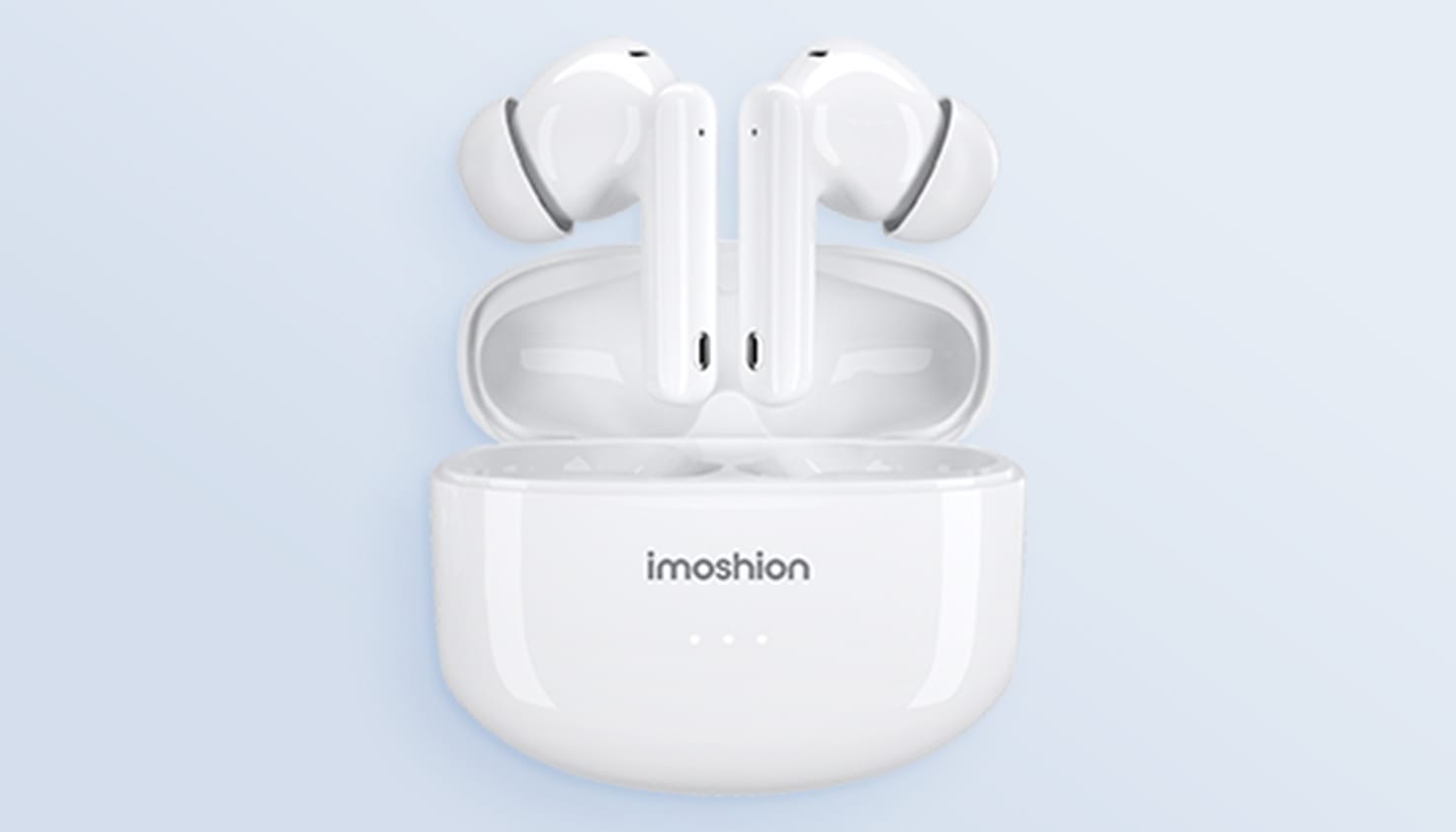 Je ziet witte imoshion Aura in-ear draadloze oordopjes met ANC die uit de oplaadcase zweven, met een lichtblauwe achtergrond.