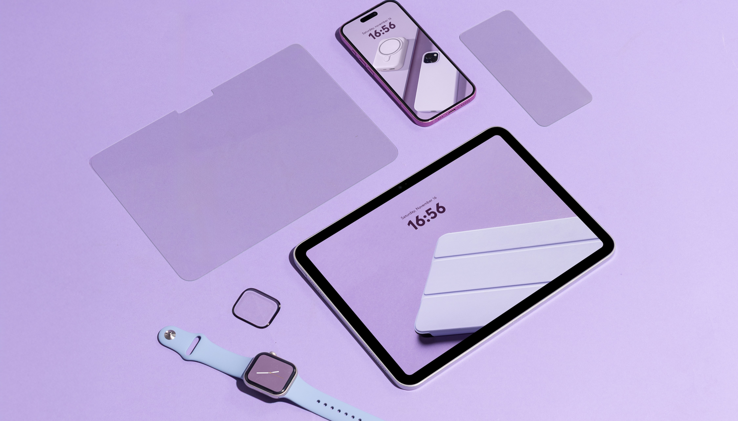 Een flatlay van een telefoon, tablet en smartwatch met screenprotectors.