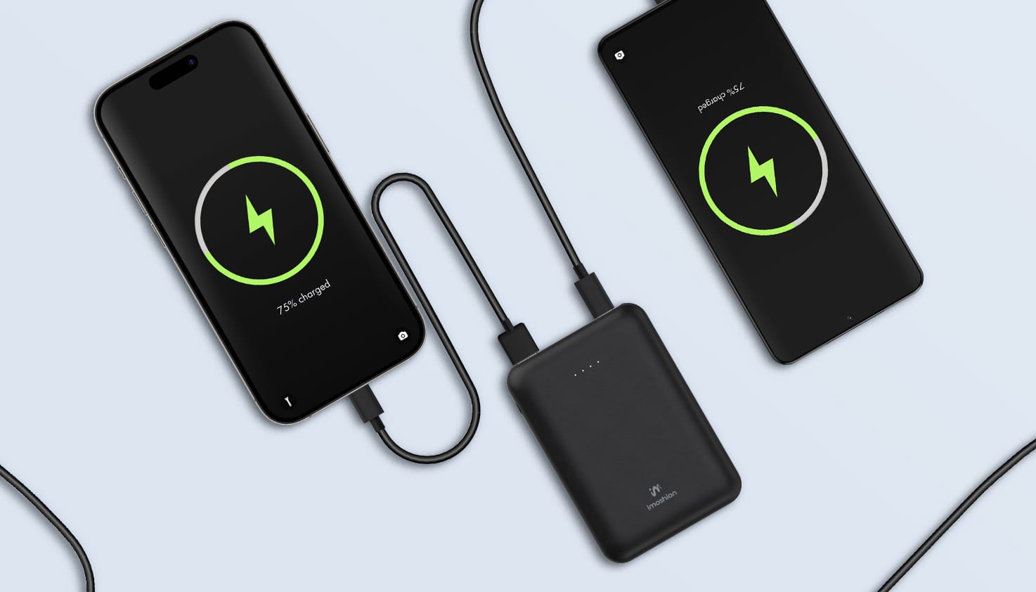 De zwarte imoshion Compact powerbank met 10.000 mAh gekoppeld aan twee telefoons.