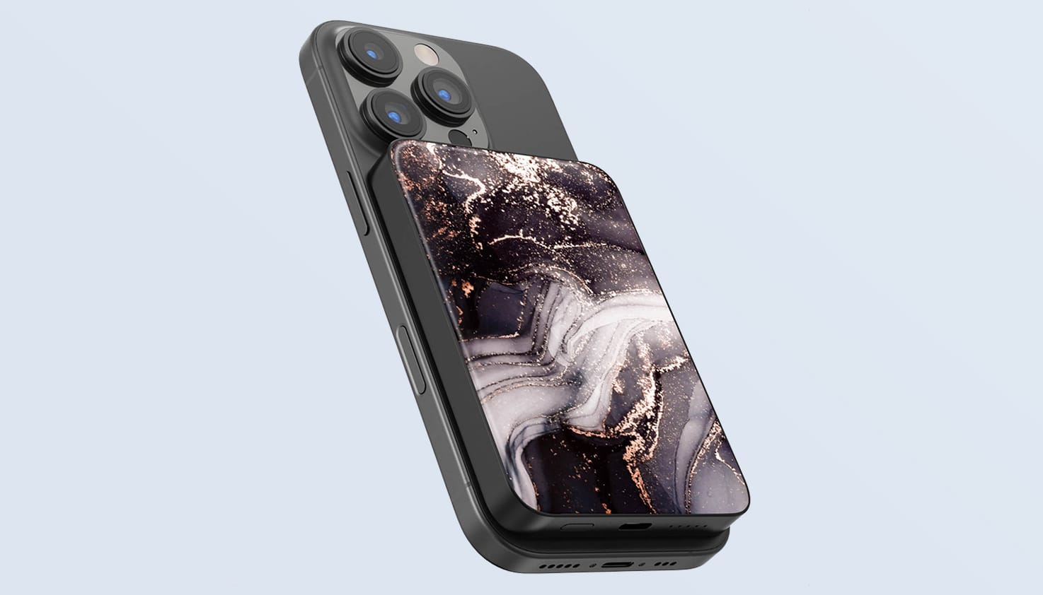 Een Selencia Vivid MagSafe powerbank van 5.000 mAh achter een telefoon.