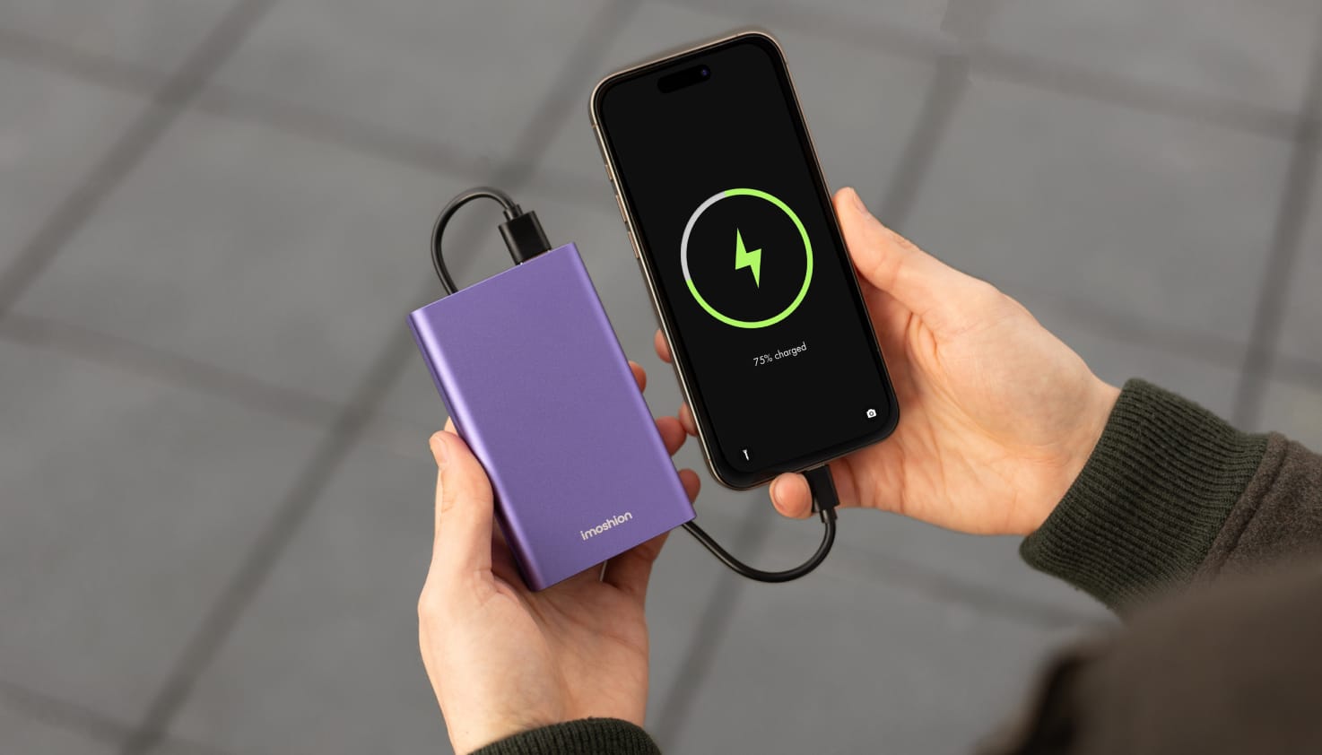 De paarse imoshion Powerbank laadt een telefoon op.