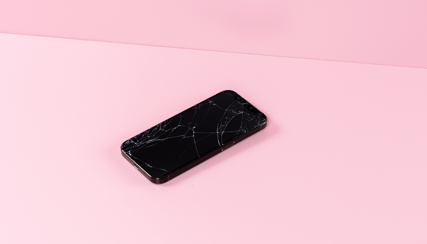Een telefoon met een gebarsten screenprotector.