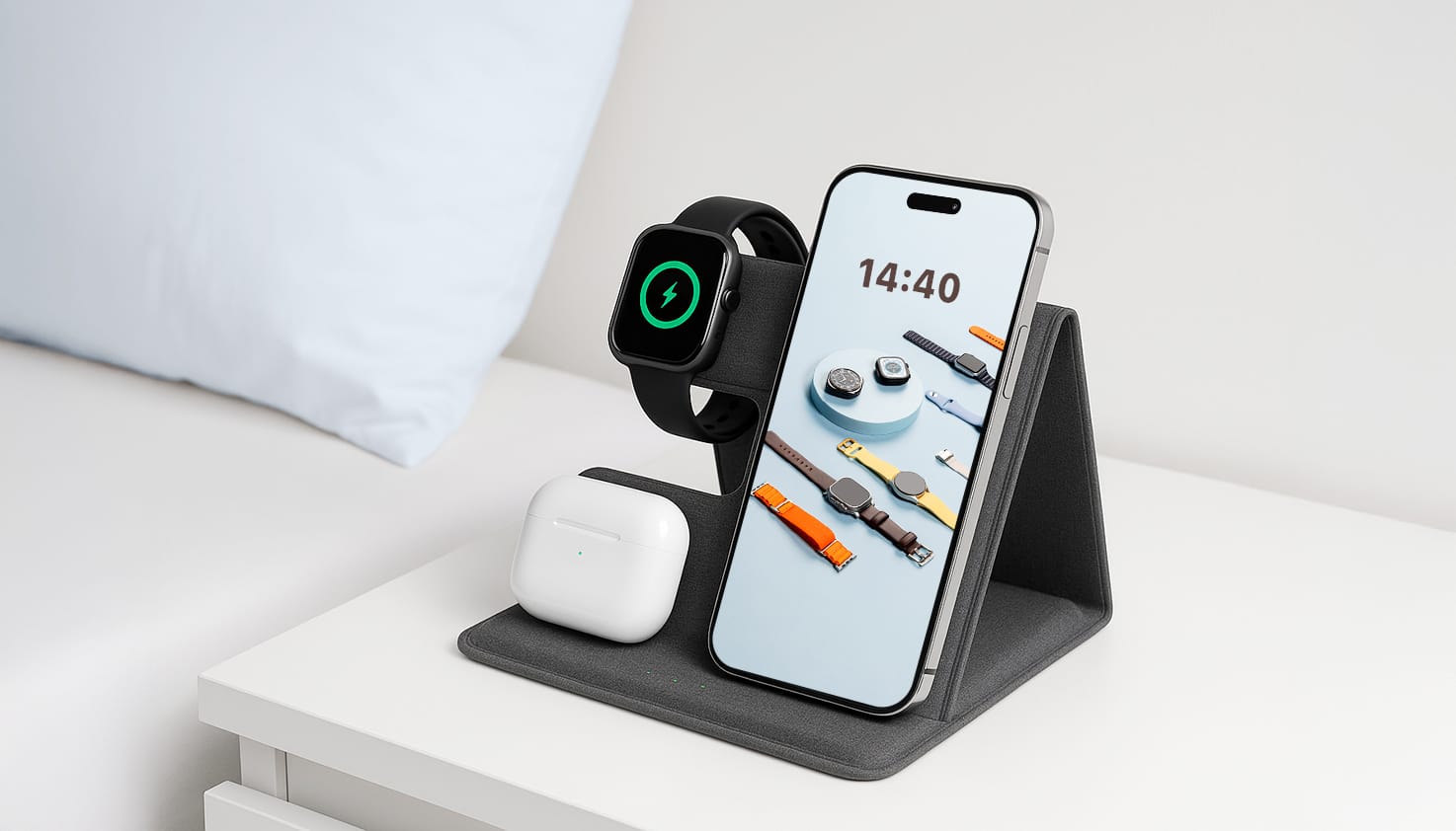 De imoshion 3-in-1 Opvouwbare draadloze oplader op een nachtkastje.