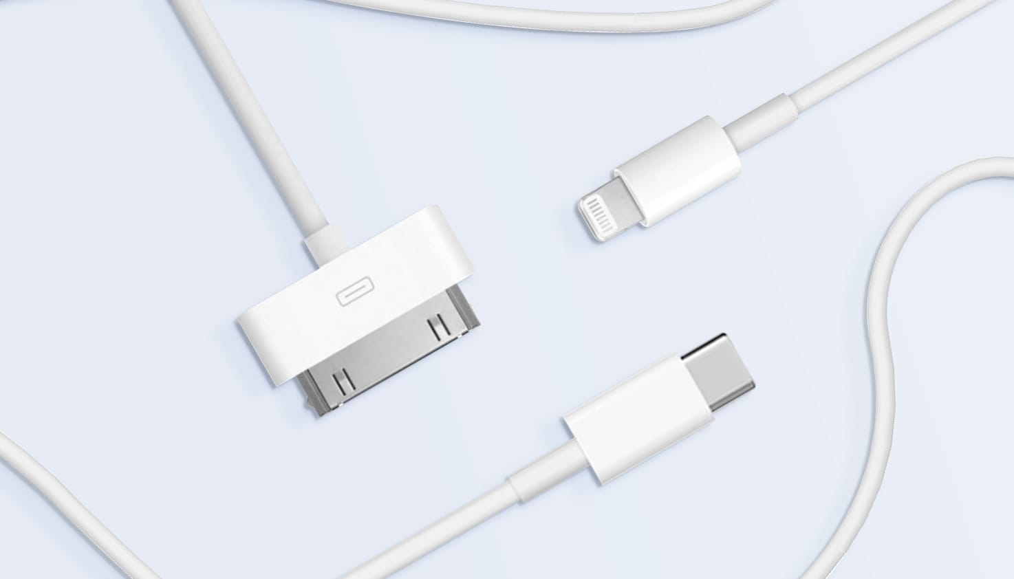 Witte Apple iPhone opladers met verschillende aansluitingen.