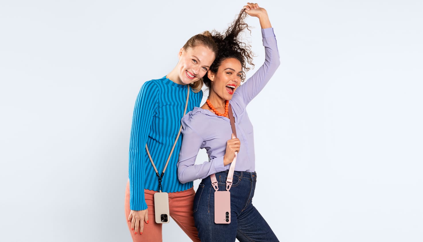 Twee vrouwen die allebei een telefoonhoesje met koord dragen.