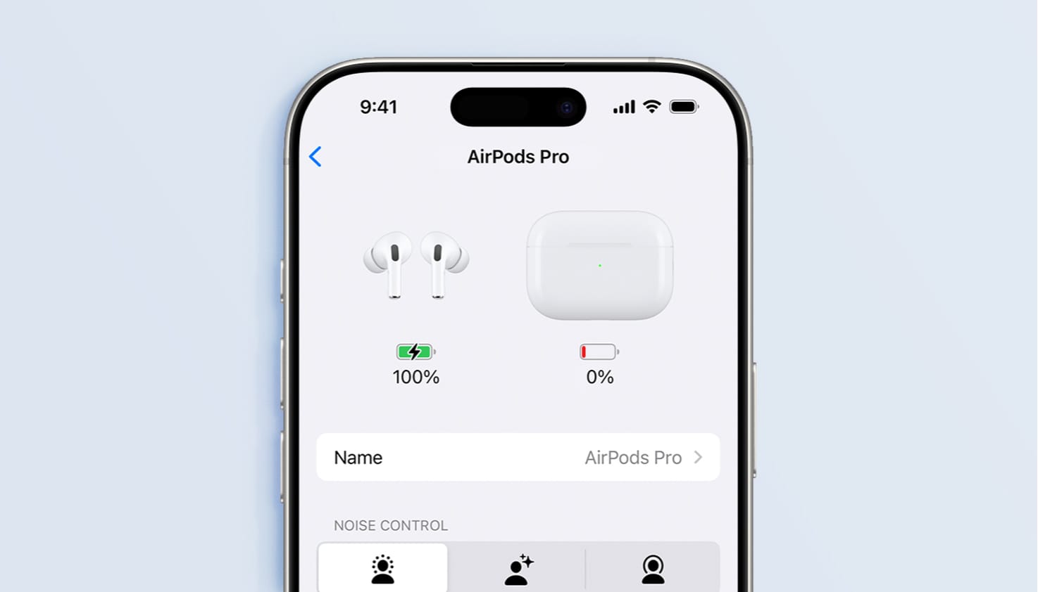 Er ligt een iPhone op lichtblauwe ondergrond met het AirPods-instellingen scherm geopend. De AirPods hebben batterij, maar de oplaadcase is leeg op 0%.