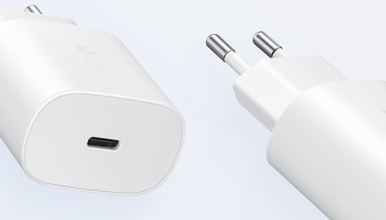 Twee witte snellaad adapters met USB-C voor smartphone voor het stopcontact. Met snellaadlogo op een lichtblauwe achtergrond.