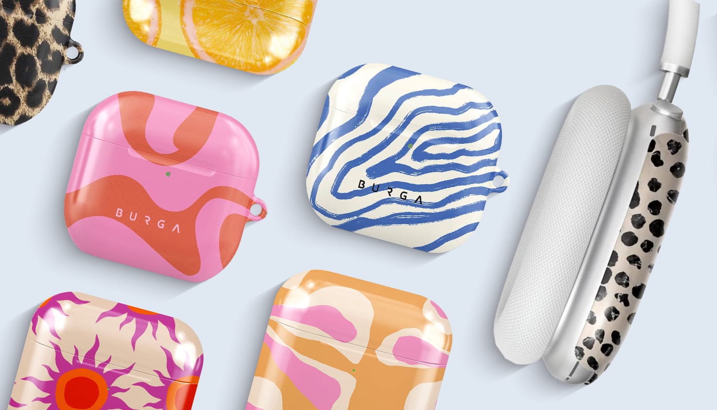 Een overzicht van verschillende cases voor AirPods, AirPods Pro en AirPods Max op lichtblauwe ondergrond. Je ziet verschillende kleuren en printen van merken als Burga en Selencia.