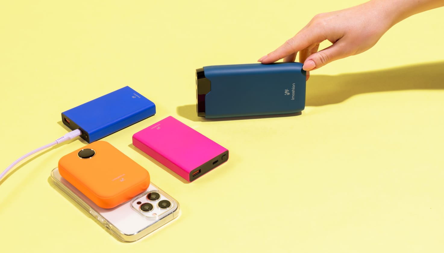 Een telefoon met verschillende imoshion powerbanks eromheen.