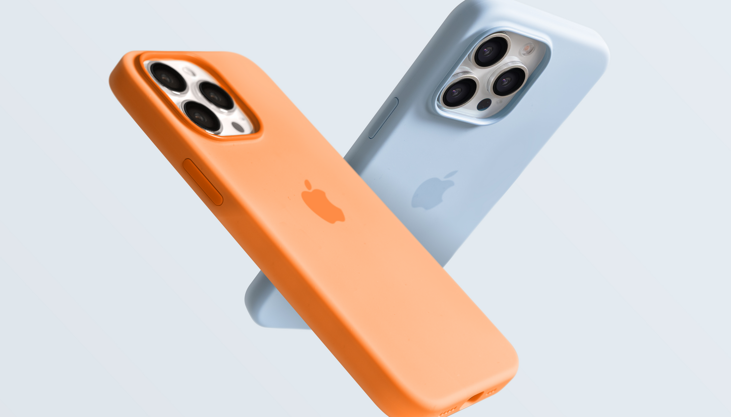 Twee iPhones met een oranje en lichtblauw Apple backcover.