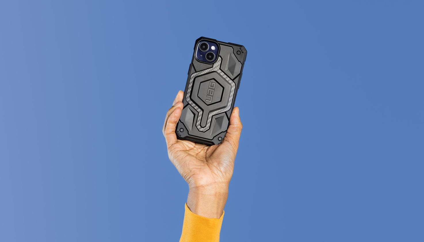Een telefoon die in de lucht wordt gehouden.