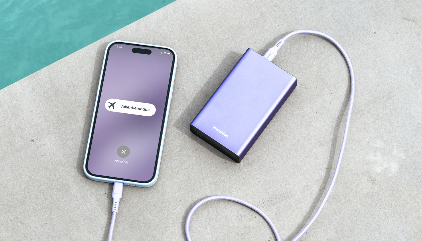 De imoshion Ultra Series powerbank aan de rand van het zwembad.