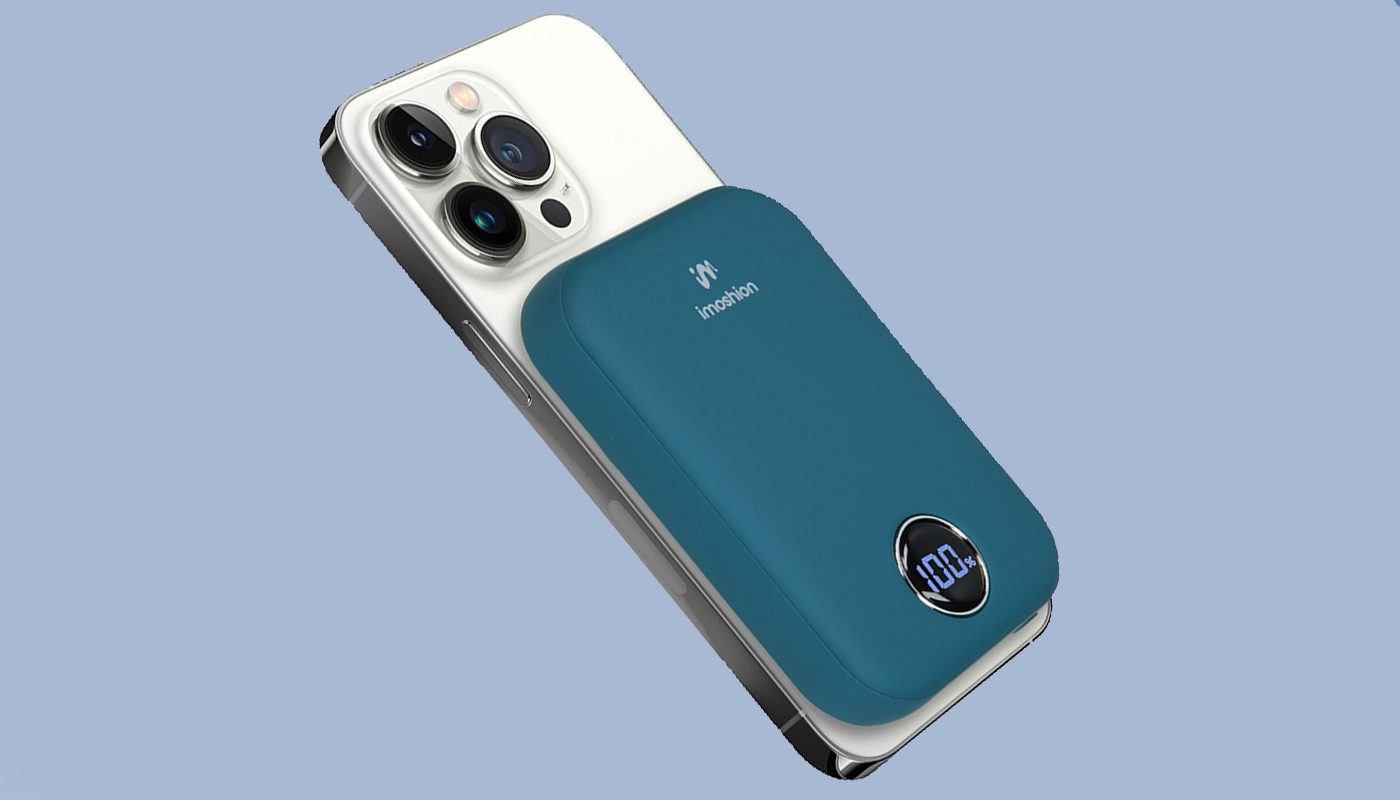 Een roze MagSafe powerbank op een iPhone 15 Pro, de achtergrond is lichtblauw.